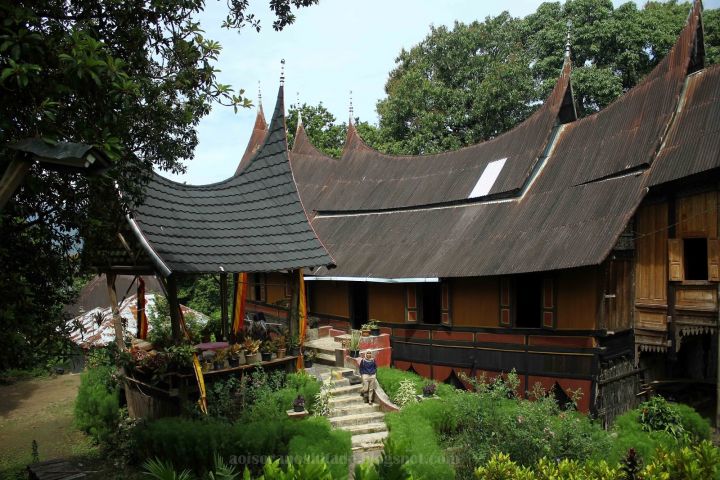 rumah gadang kampung minang